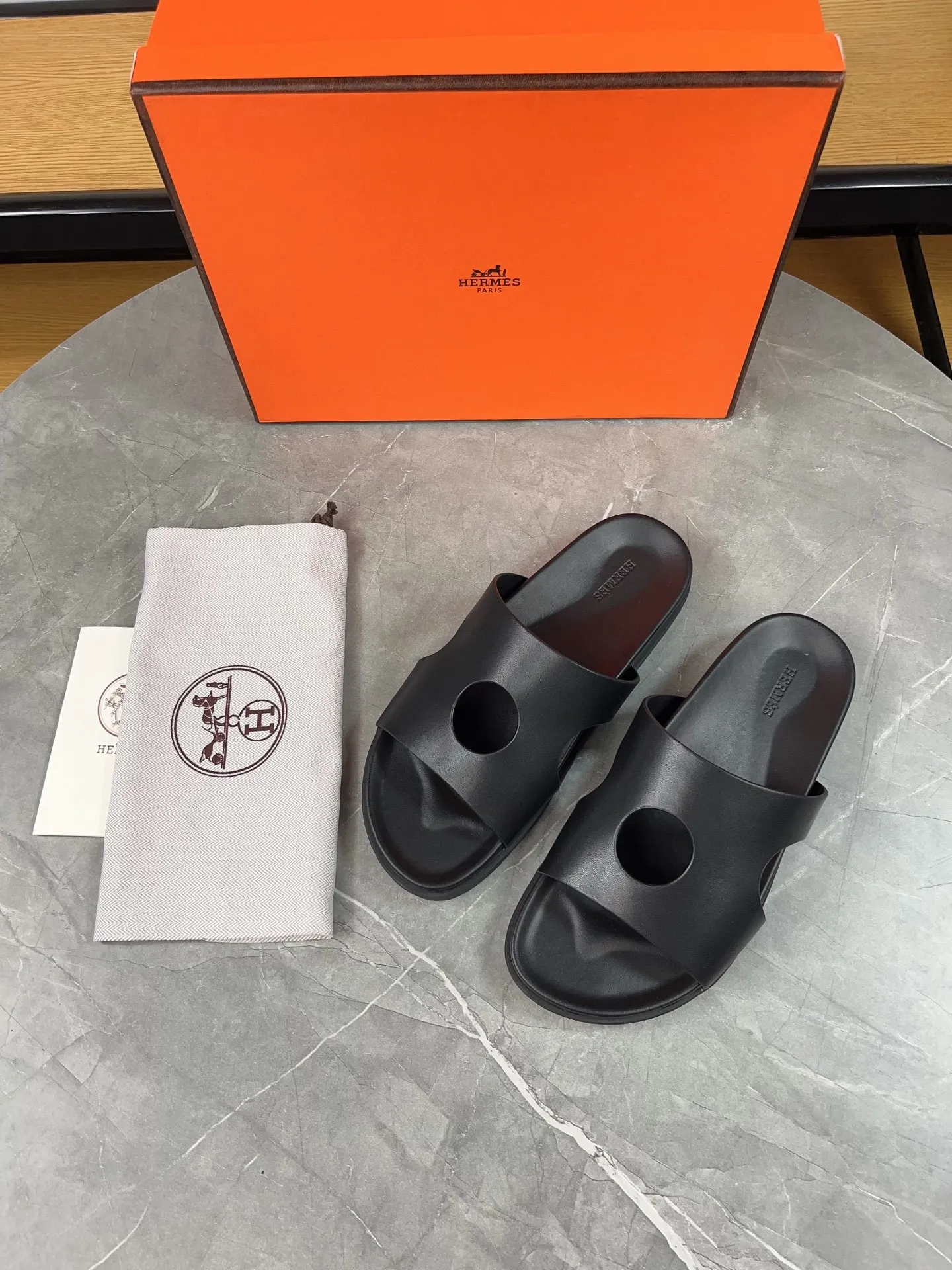 p400🐮🐮H family classic (couple style) Hermes Hermes spring and summer sandals series! Classic style, always popular slippers - sandals, great with any combination! ! ! Upper: imported PU inner lining: imported mixed sheepskin Outsole: Tpu non-slip and wear-resistant outsole Female size: 35-40 (customized at 41) Male size: 39-45 (customized at 39.45)